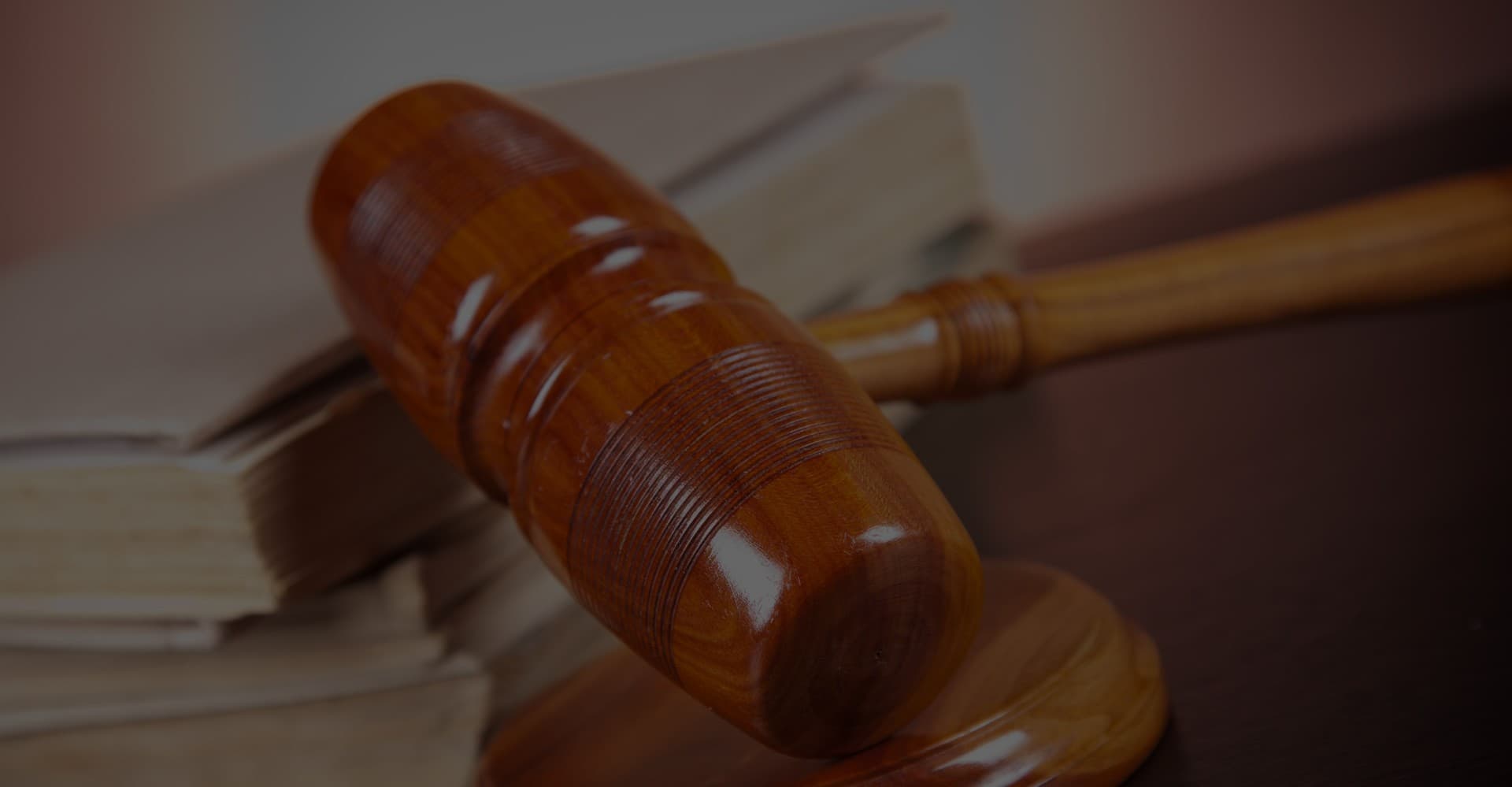 Justice et marteau en composition
